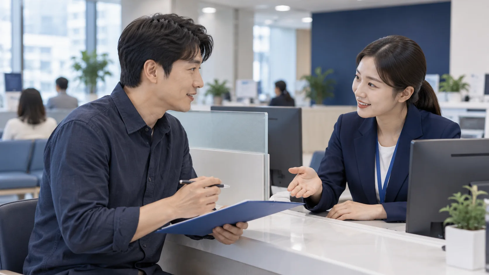 공단 상담 창구에서 환급금 지급신청 방법을 문의하는 장면